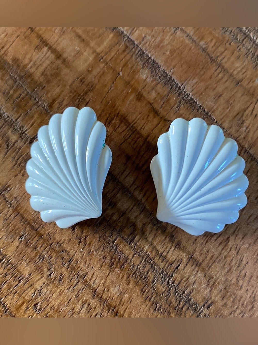 1980s Retro Vintage White Enamel Scallop Shell Earrings